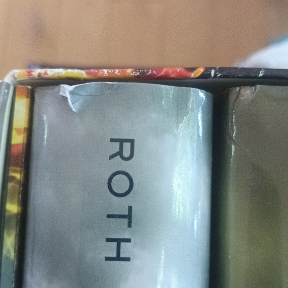 The Divergent Series Books by Veronica Roth - Picture 8 of 10